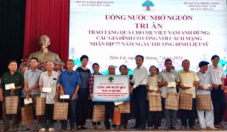 Quỹ Chăm sóc và Phát huy vai trò NCT tặng quà người có công huyện Tiên Lữ, tỉnh Hưng Yên